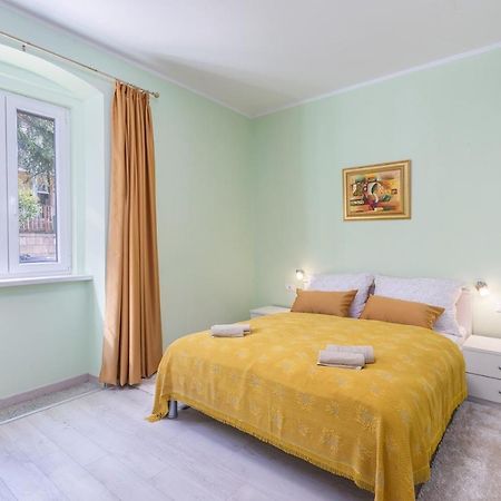 Apartment Lazzarich With Terrace Poreč Zewnętrze zdjęcie